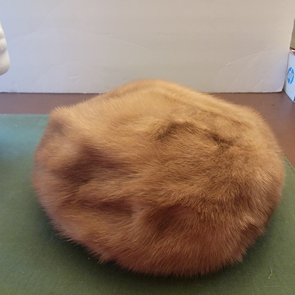 LORD & TAYLOR MINK BERET - Picture 8 of 13